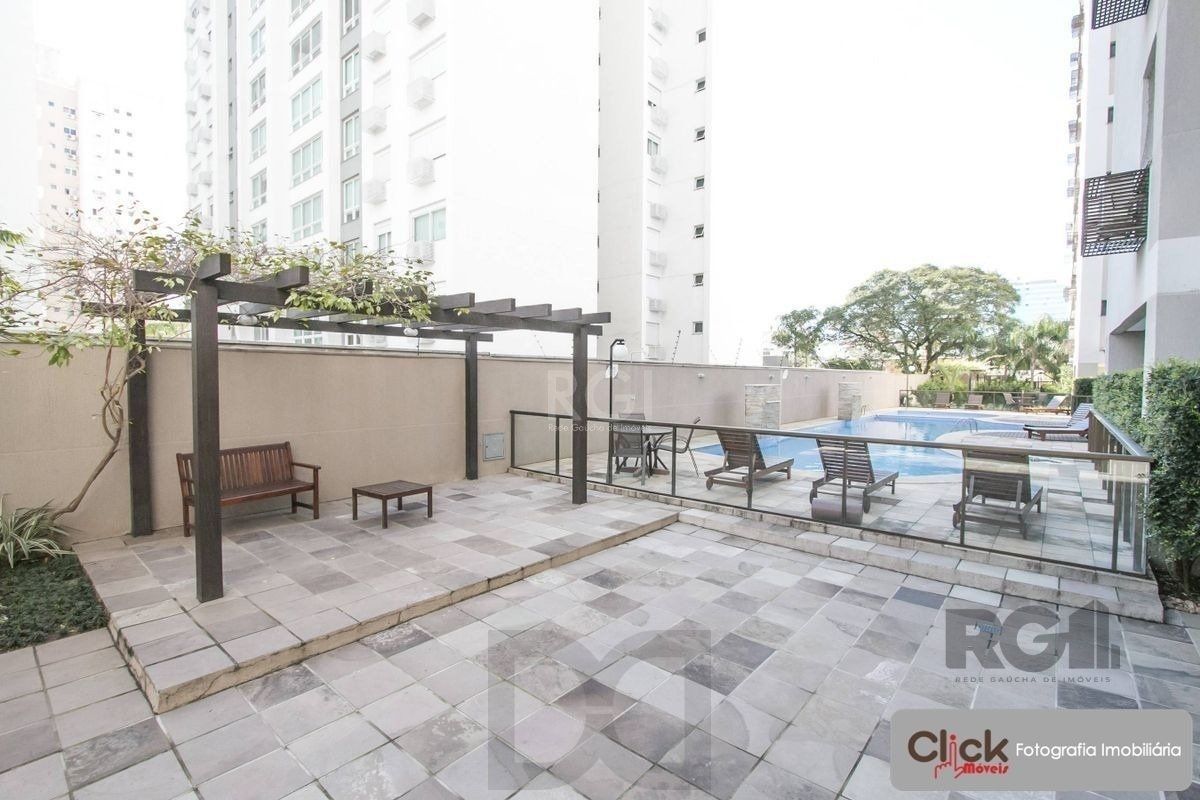 Vende apartamento desocupado, andar alto, mobiliado, living de dois ambientes, no Passo da Areia - Porto Alegre — foto 13