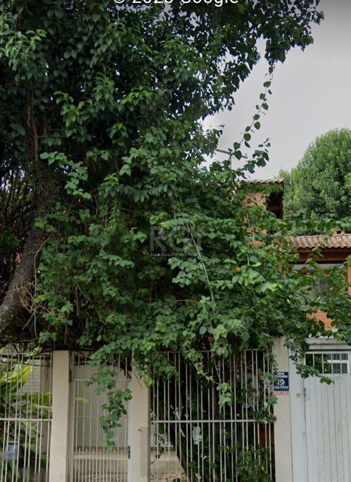 Casa com quatro (4) dormitórios, duas (2) vagas de garagem, no bairro Passo da Areia em Porto Alegre. — foto 3