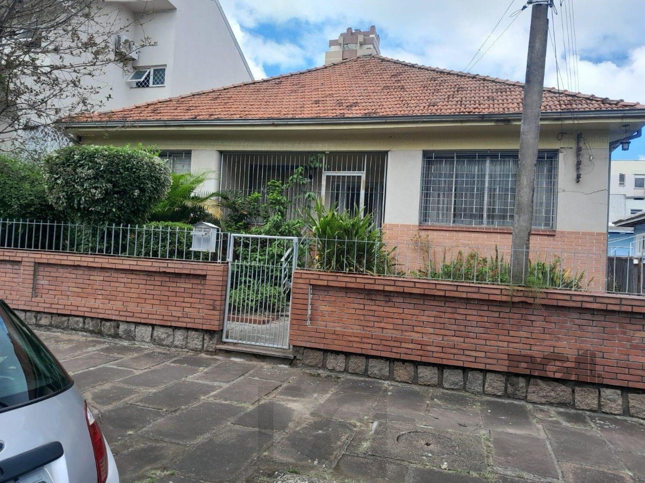 Casa de 5vquartos e 3 vagas de garagem no bairro Santana em Porto Alegre — foto 1