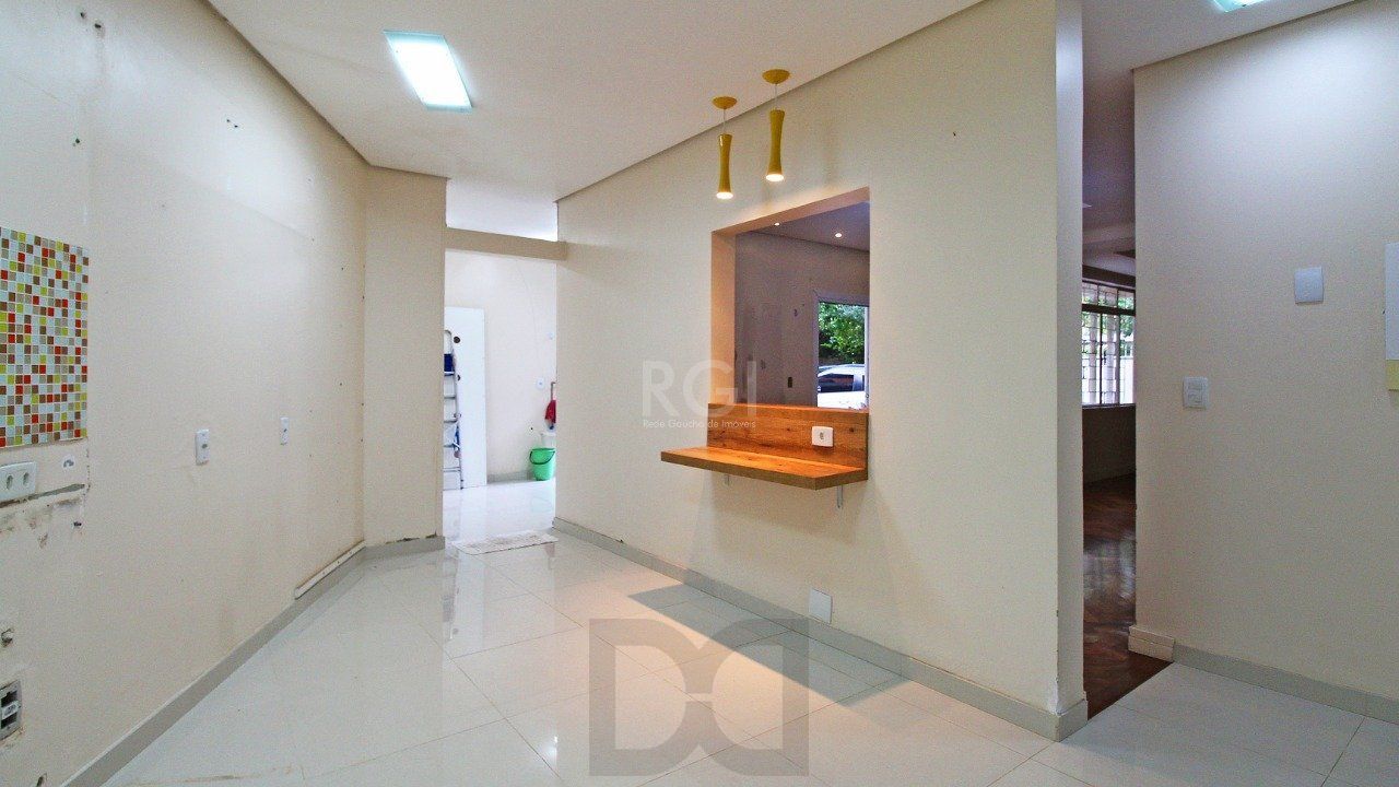 Casa com quatro (4) dormitórios, duas (2) vagas de garagem, no bairro Passo da Areia em Porto Alegre. — foto 12