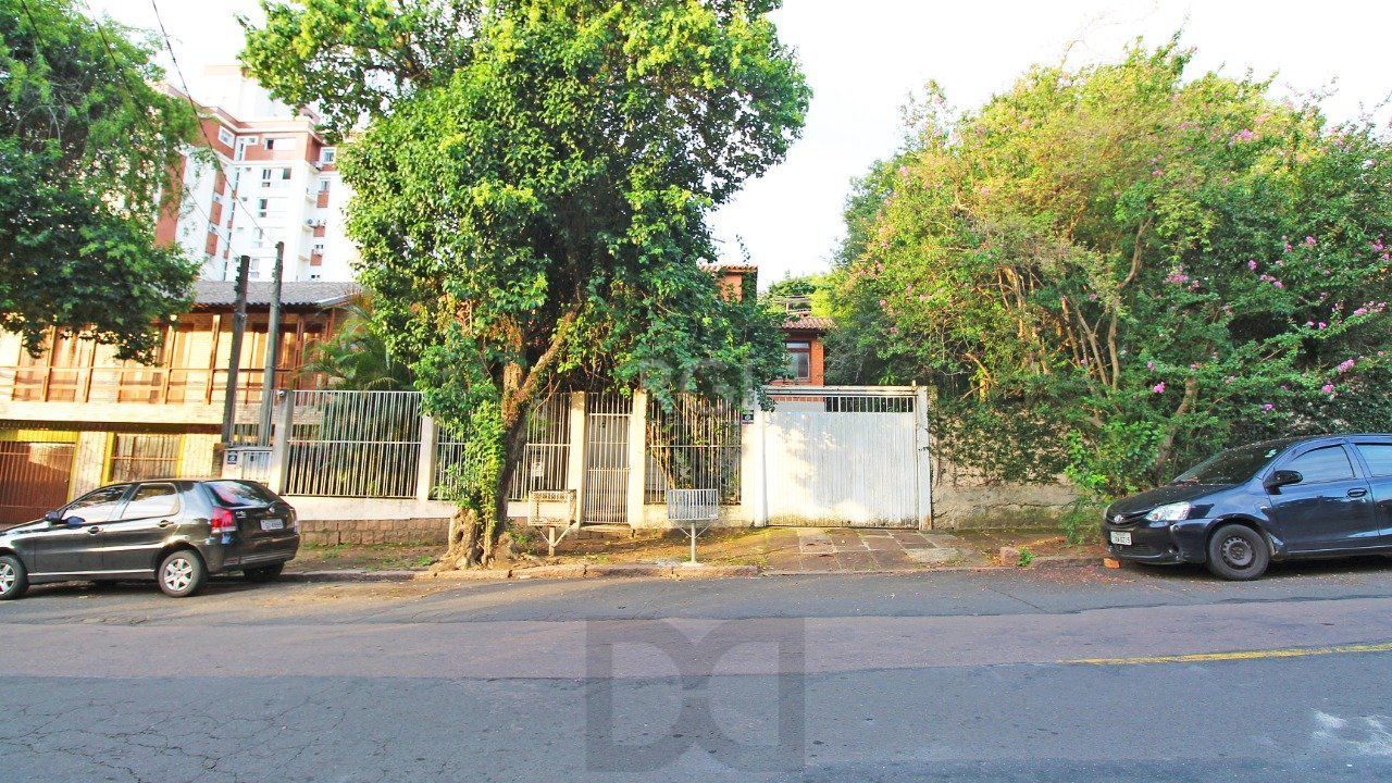 Casa com quatro (4) dormitórios, duas (2) vagas de garagem, no bairro Passo da Areia em Porto Alegre. — foto 28