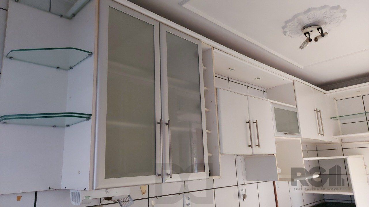 Apartamento de dois dormitórios com uma vaga de garagem no bairro Cristal em Porto Alegre. — foto 20