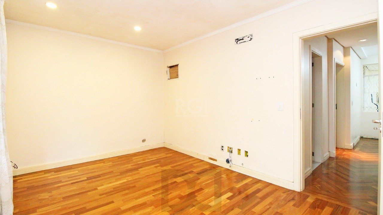Casa com quatro (4) dormitórios, duas (2) vagas de garagem, no bairro Passo da Areia em Porto Alegre. — foto 17