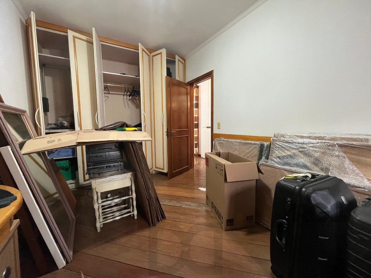Casa de três quartos, suíte e quatro vagas de garagem no bairro Menino Deus em Porto Alegre — foto 26