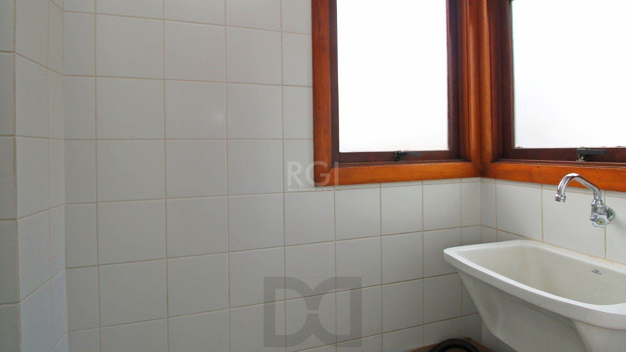 Apartamento de dois dormitórios e uma vaga de garagem na Rua Marcelo Gama, bairro Auxiliadora em Porto Alegre. — foto 14