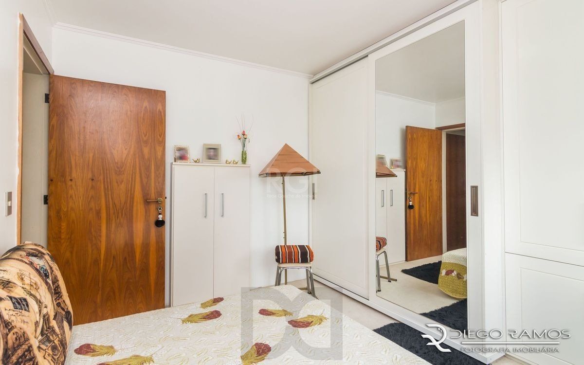 Apartamento de 2 dormitórios ,80 M² com possibilidade de transformação em 3 dormitórios. Living: Para dois ambientes e estar íntimo. Copa-Cozinha: Funcional e bem equipada. Ampla Área de Serviç — foto 7