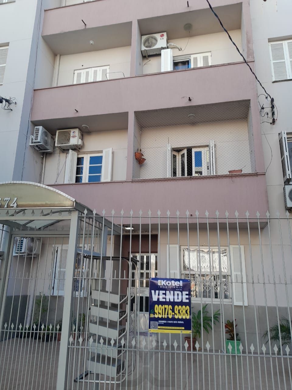 Apartamento térreo de dois quartos no bairro Santana em Porto Alegre — foto 1