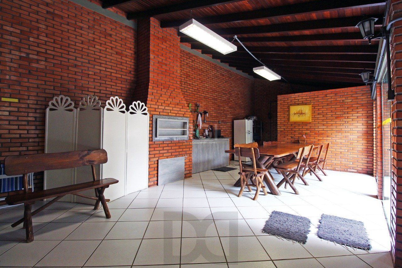 Casa para Venda - 464.5m², 3 dormitórios, sendo 1 suites, 3 vagas - Petrópolis — foto 7