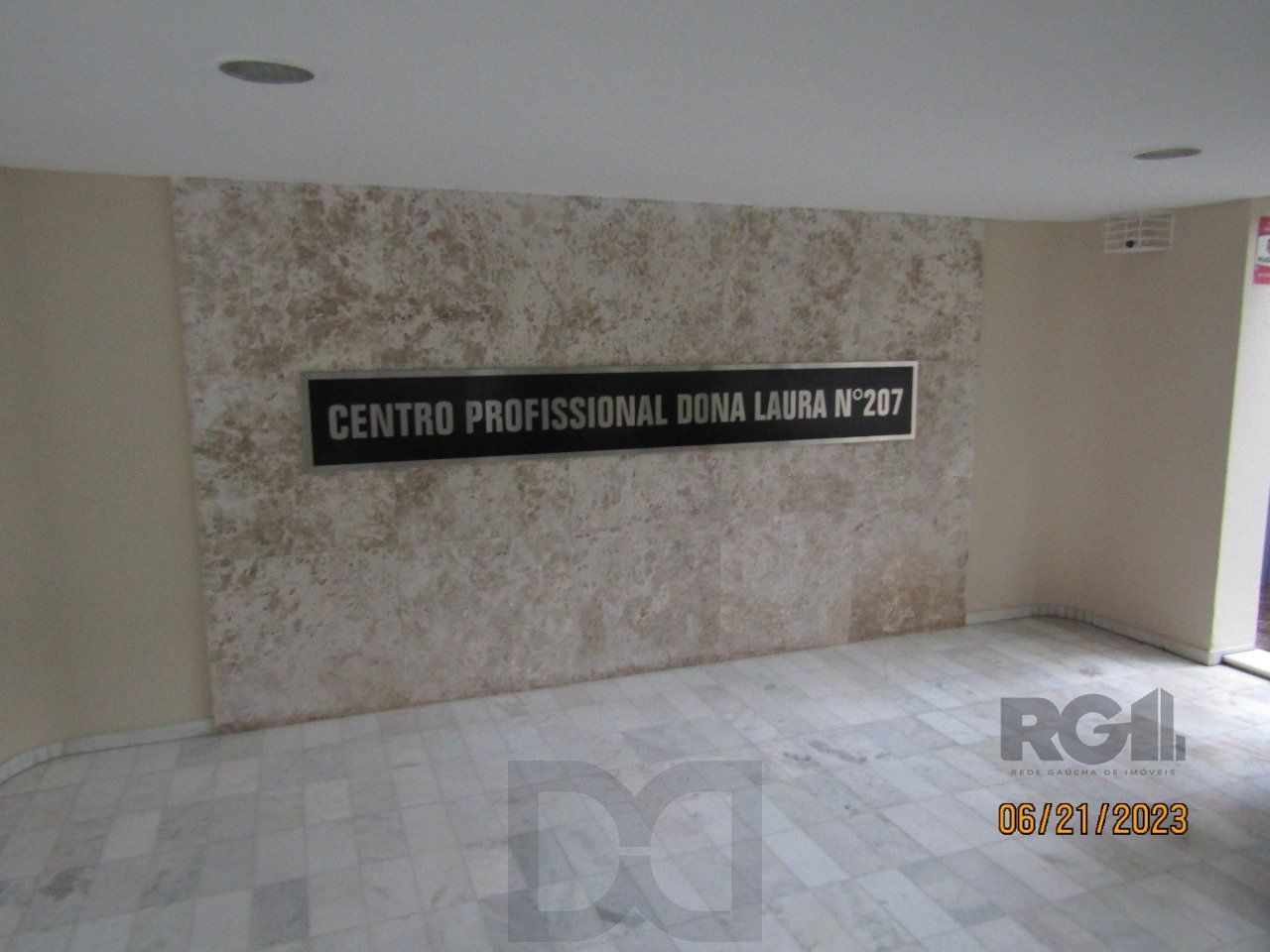 Sala comercial com 1 vaga de garagem no bairro Moinhos de Vento em Porto Alegre — foto 2