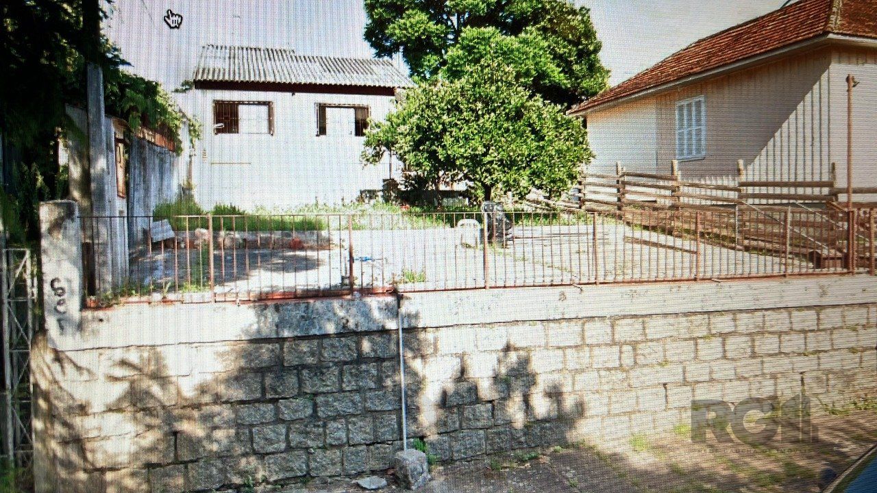Terreno medindo 10,00 x 33,00 no bairro Vila Ipiranga em Porto Alegre. — foto 2