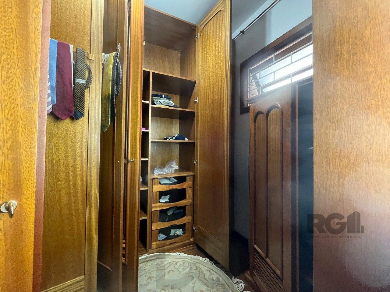 Casa de três quartos, suíte e quatro vagas de garagem no bairro Menino Deus em Porto Alegre — foto 22