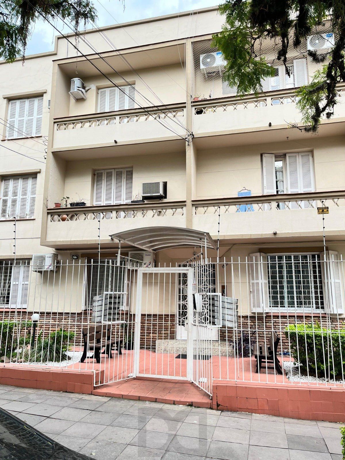 Apartamento de 2 quartos e 2 banheiros no bairro Menino Deus em Porto Alegre — foto 1