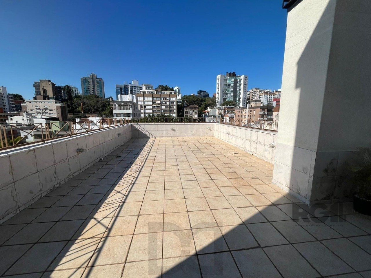 Apartamento de três quartos, suíte, churrasqueira e duas vagas de garagem (box duplo) no bairro Auxiliadora em Porto Alegre. — foto 23