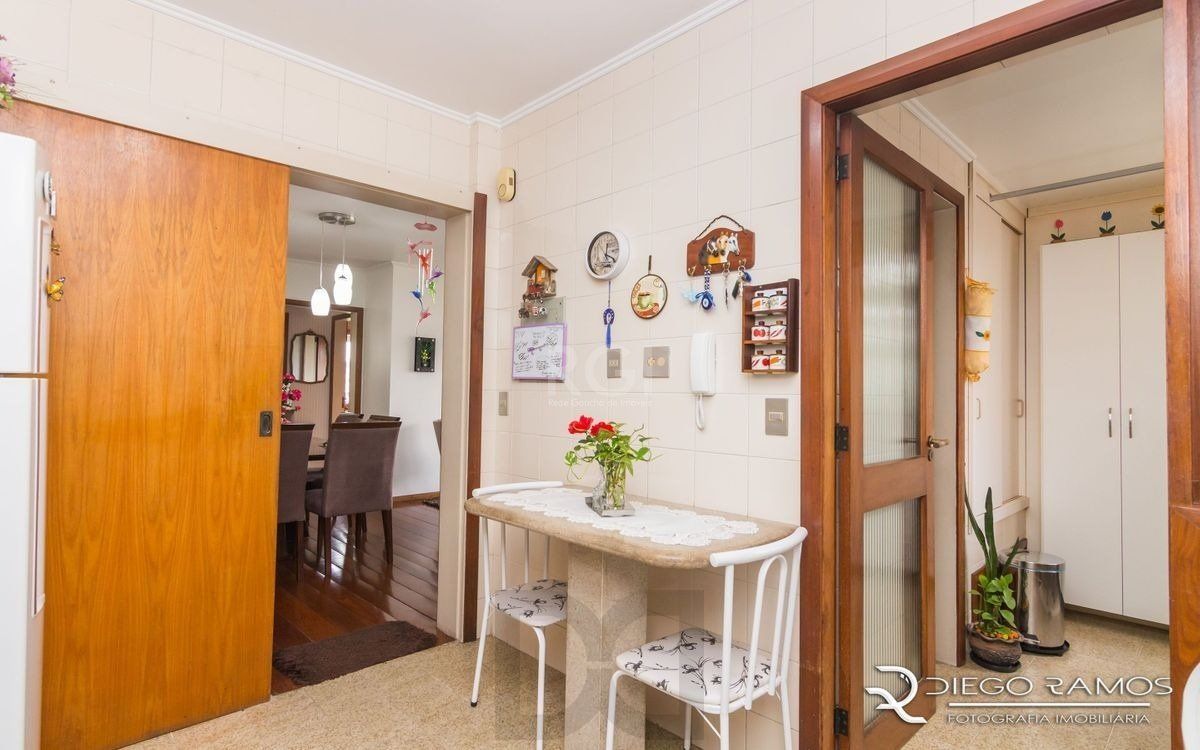 Apartamento de 2 dormitórios ,80 M² com possibilidade de transformação em 3 dormitórios. Living: Para dois ambientes e estar íntimo. Copa-Cozinha: Funcional e bem equipada. Ampla Área de Serviç — foto 12