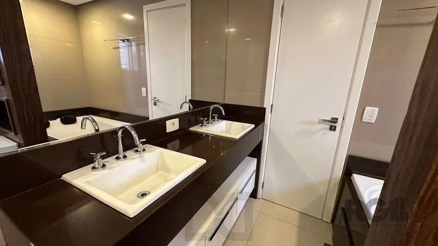 Apartamento 2 dormitórios, sendo 1 suíte, 77 m² de área privativa e 2 vaga(s) de garagem. Localizado na Rua Mario Antunes da Cunha, no bairro Petrópolis em Porto Alegre. — foto 23