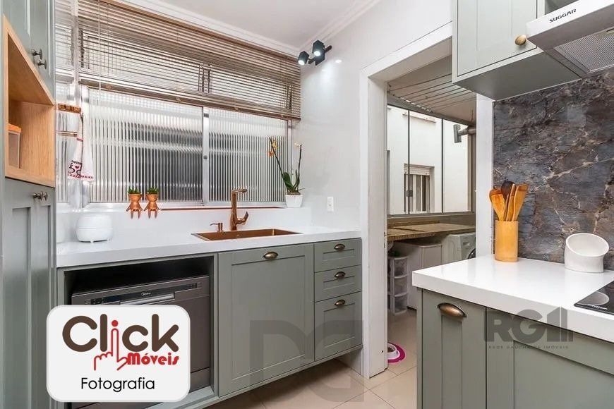 Apartamento 4 dormitórios, sendo 1 suíte, 193 m² de área privativa e 2 vaga(s) de garagem. Localizado na Rua/Av. Carlos Gomes, no bairro Auxiliadora em Porto Alegre. — foto 33