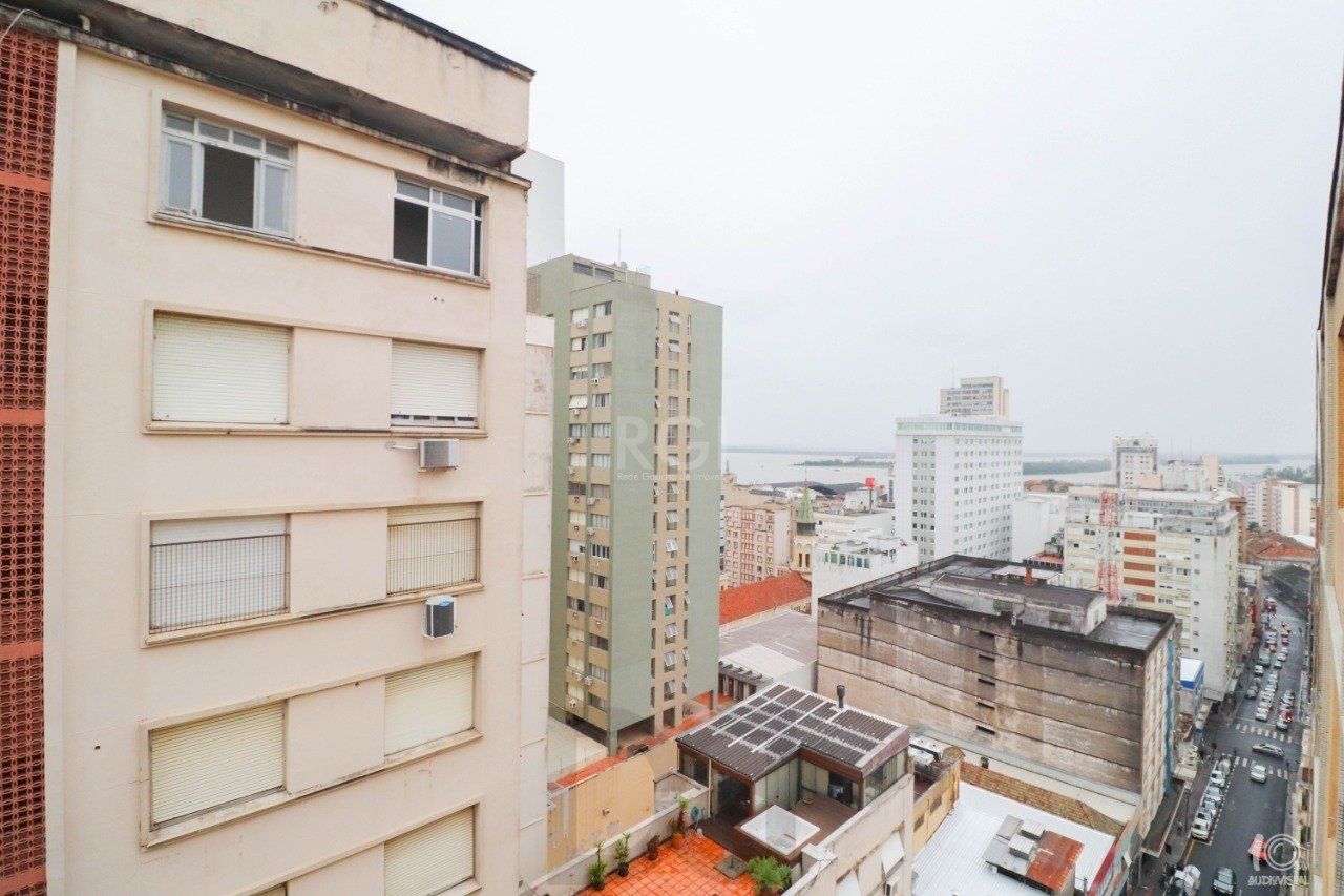 Apartamento á venda com 3 dormitórios com 1 suíte com sacada + 2 sacadas na sala e living, 233,85M² e 1 vaga de garagem escriturada e coberta, no Bairro Independência em Porto Alegre. — foto 30