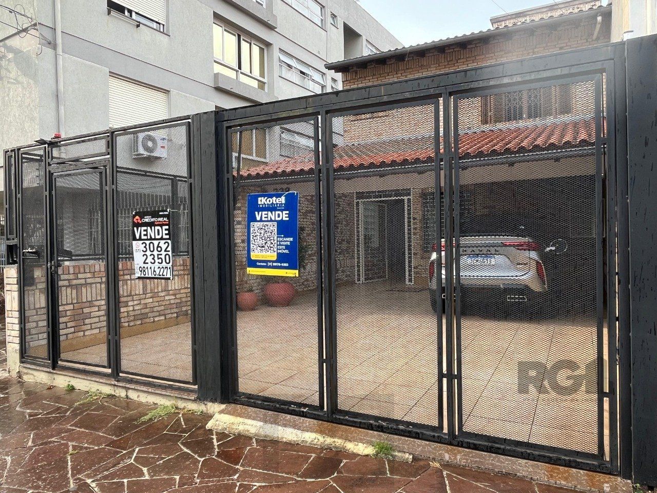 Casa de três quartos, suíte e quatro vagas de garagem no bairro Menino Deus em Porto Alegre — foto 1