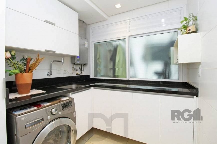 EXCELENTE OPORTUNIDADE! 120m2, 2 VAGAS, ANDAR ALTÍSSIMO COM VISTA PARA AEROPORTO! Apartamento 3 dormitórios (sendo 1 suíte) — foto 12