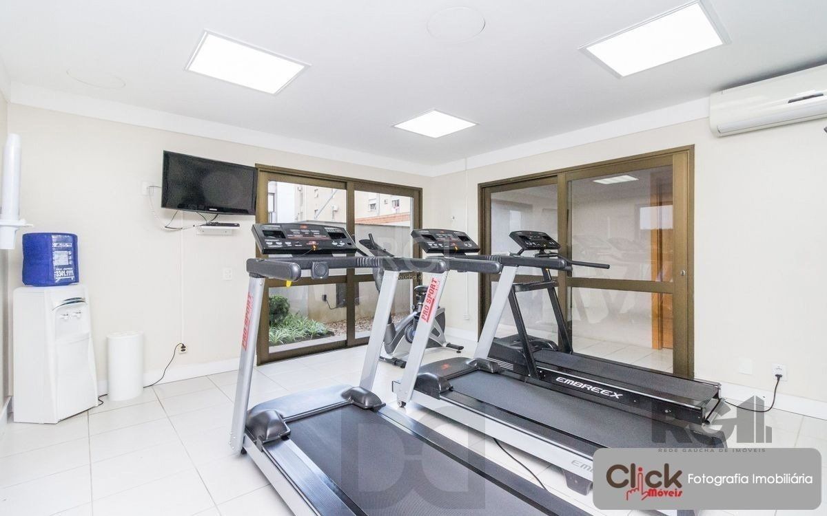 Vende apartamento desocupado, andar alto, mobiliado, living de dois ambientes, no Passo da Areia - Porto Alegre — foto 4