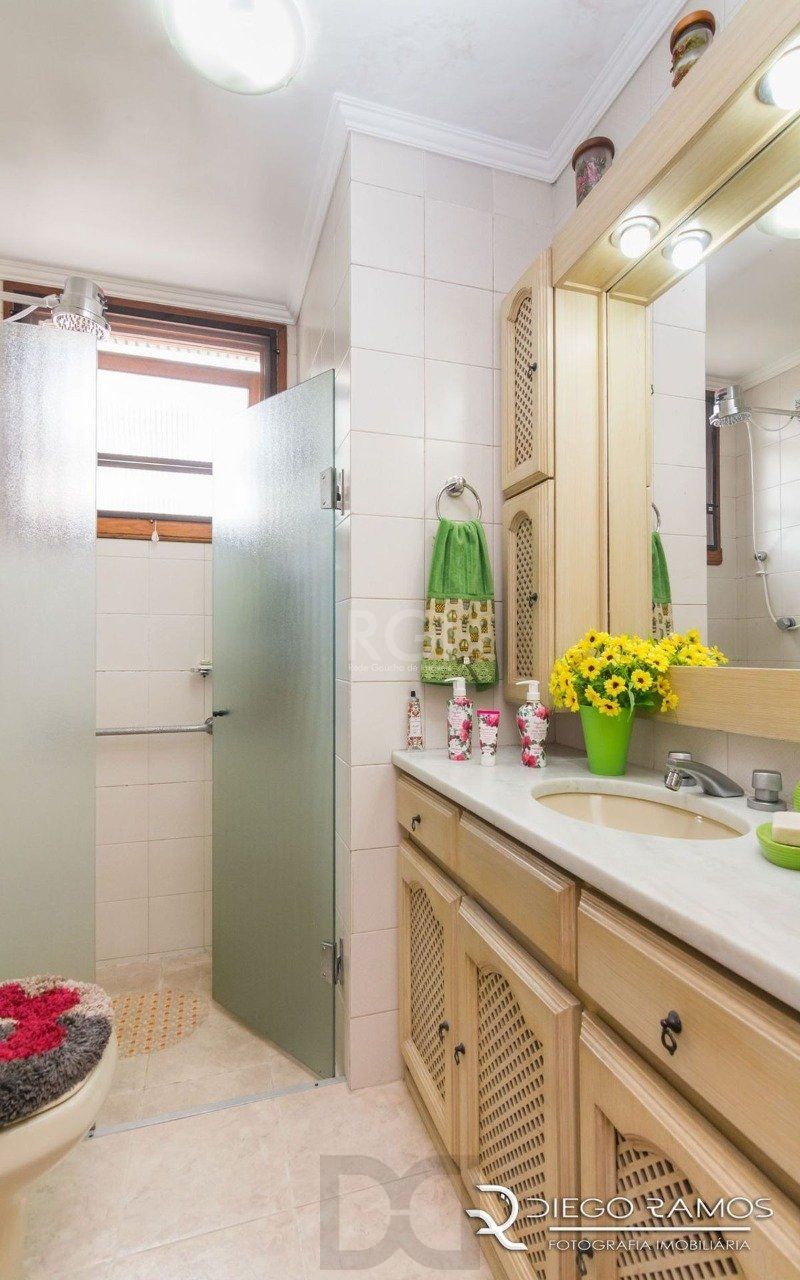 Apartamento de 2 dormitórios ,80 M² com possibilidade de transformação em 3 dormitórios. Living: Para dois ambientes e estar íntimo. Copa-Cozinha: Funcional e bem equipada. Ampla Área de Serviç — foto 8