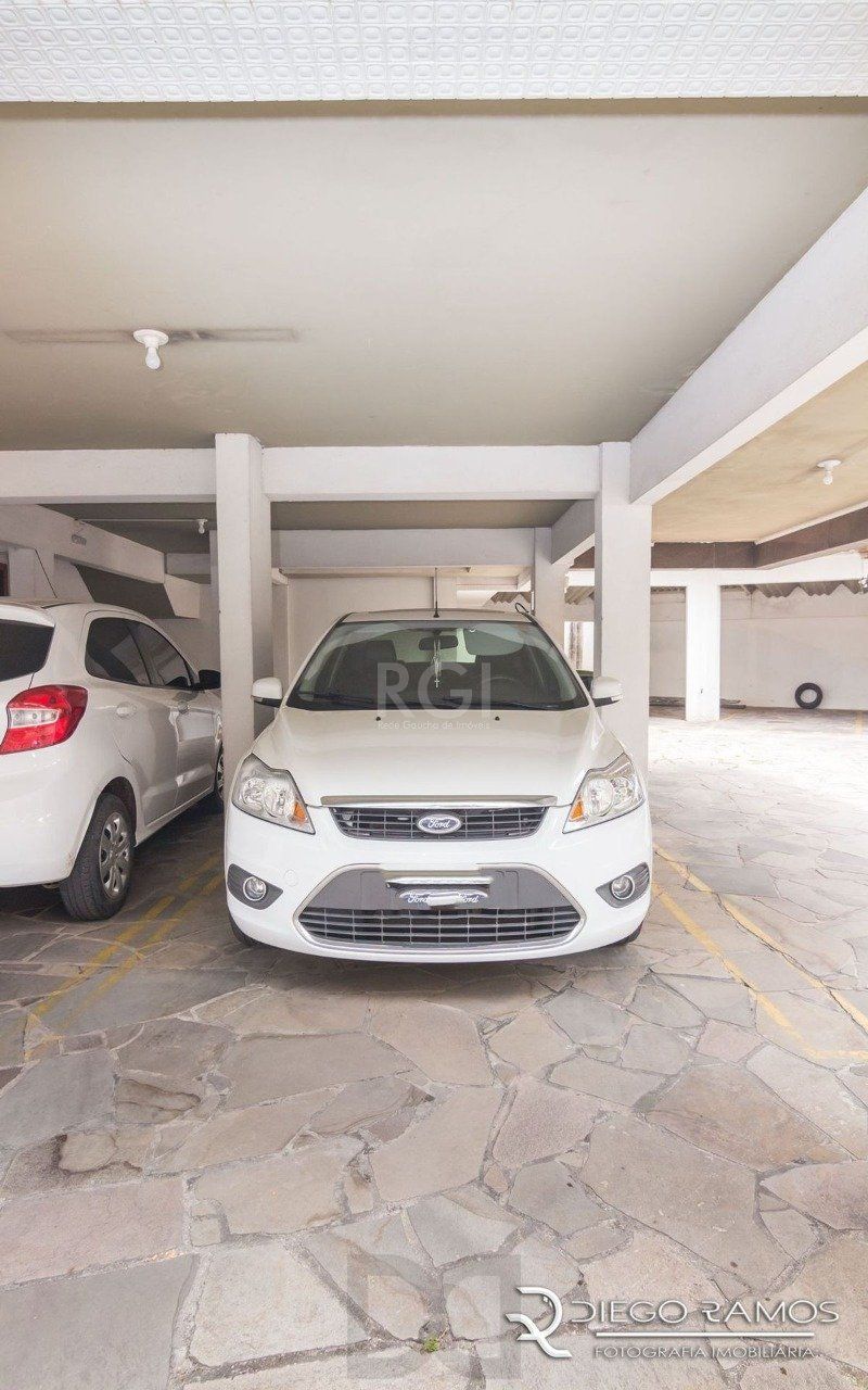 Apartamento de 2 dormitórios ,80 M² com possibilidade de transformação em 3 dormitórios. Living: Para dois ambientes e estar íntimo. Copa-Cozinha: Funcional e bem equipada. Ampla Área de Serviç — foto 15