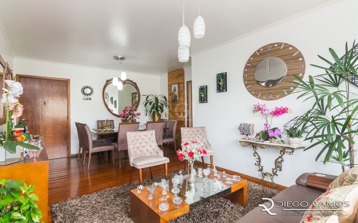 Apartamento de 2 dormitórios ,80 M² com possibilidade de transformação em 3 dormitórios. Living: Para dois ambientes e estar íntimo. Copa-Cozinha: Funcional e bem equipada. Ampla Área de Serviç — foto 4