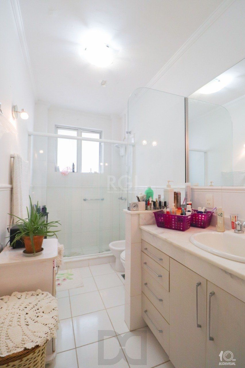 Apartamento á venda com 3 dormitórios com 1 suíte com sacada + 2 sacadas na sala e living, 233,85M² e 1 vaga de garagem escriturada e coberta, no Bairro Independência em Porto Alegre. — foto 31