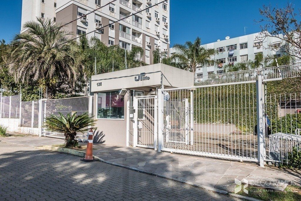 Apartamento de três dormitórios, suíte e uma vaga de garagem no bairro Cristo Redentor em Porto Alegre. — foto 1