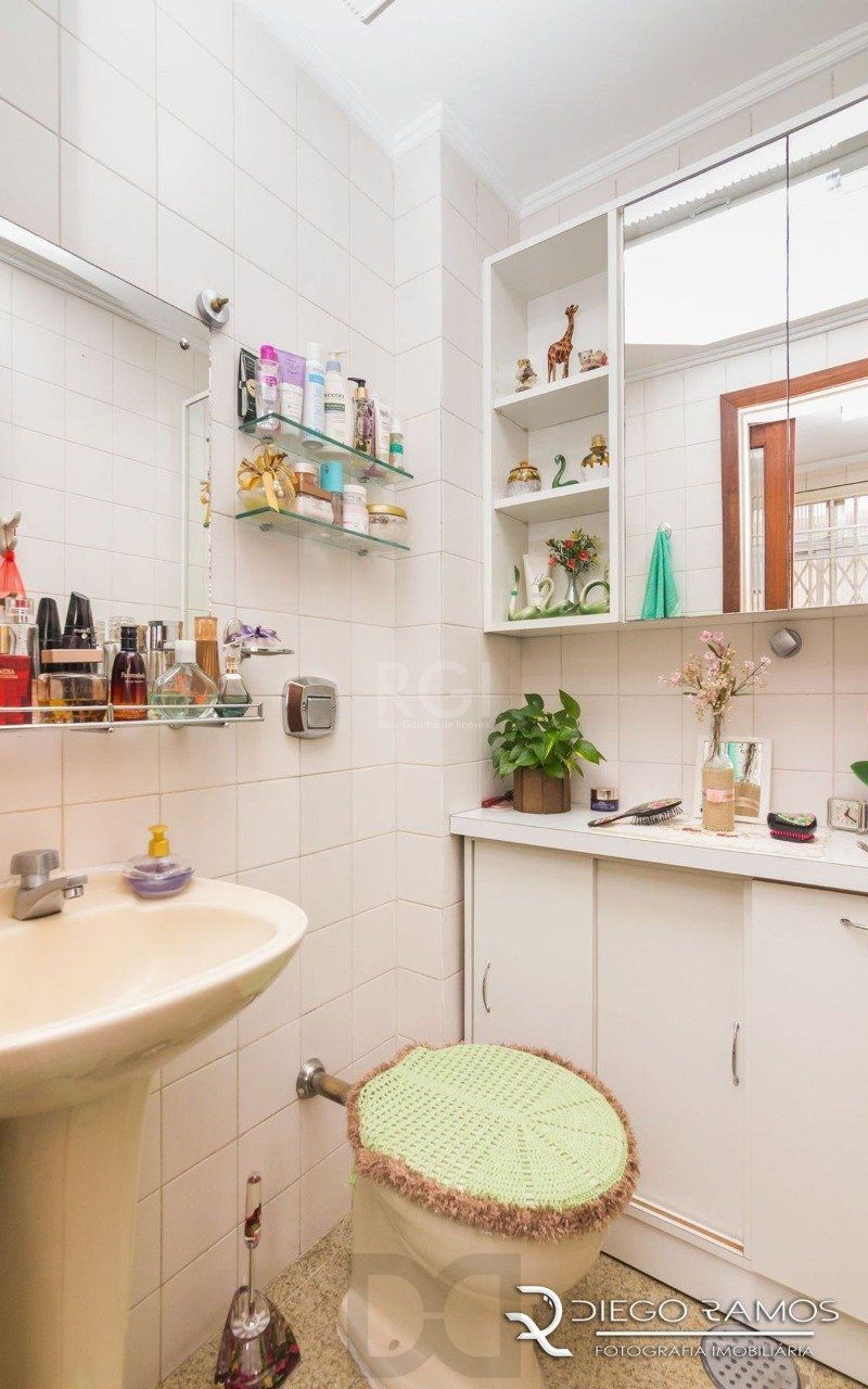 Apartamento de 2 dormitórios ,80 M² com possibilidade de transformação em 3 dormitórios. Living: Para dois ambientes e estar íntimo. Copa-Cozinha: Funcional e bem equipada. Ampla Área de Serviç — foto 14