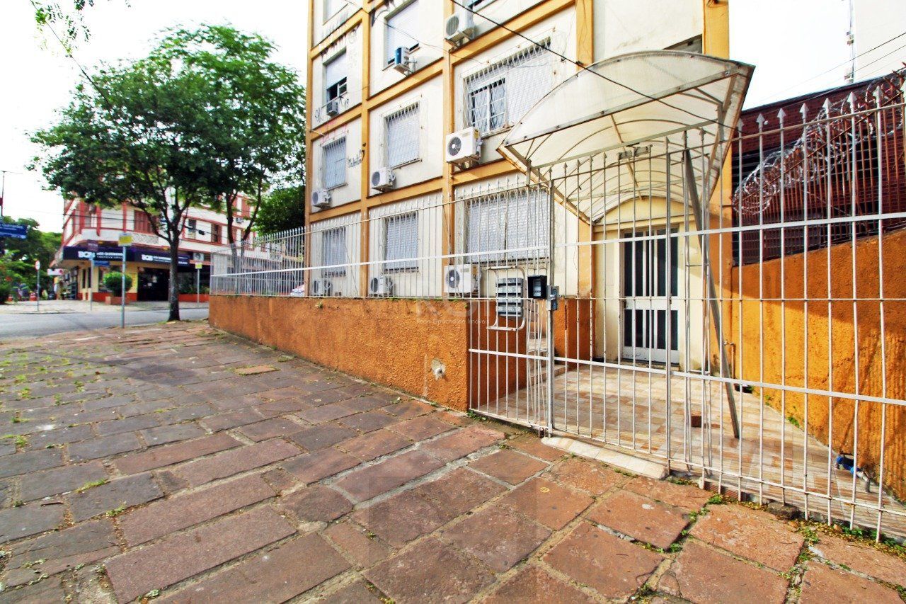 Apartamento de 2 (dois) dormitórios, com excelente localização, no Bairro Petrópolis. Amplo living, cozinha e área de serviço, banho social. — foto 1