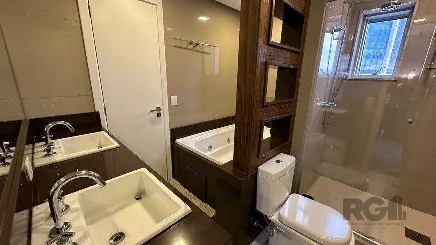 Apartamento 2 dormitórios, sendo 1 suíte, 77 m² de área privativa e 2 vaga(s) de garagem. Localizado na Rua Mario Antunes da Cunha, no bairro Petrópolis em Porto Alegre. — foto 25