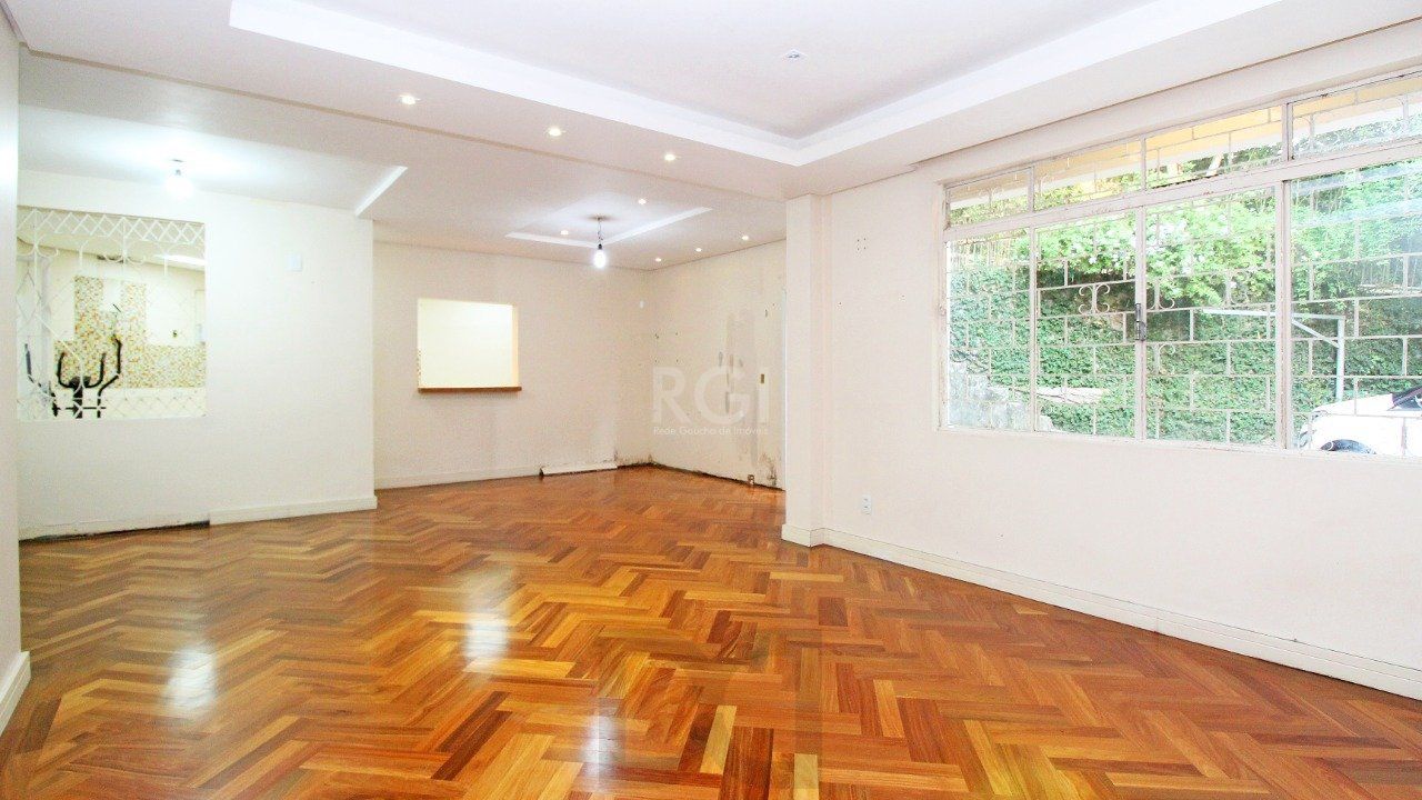 Casa com quatro (4) dormitórios, duas (2) vagas de garagem, no bairro Passo da Areia em Porto Alegre. — foto 15