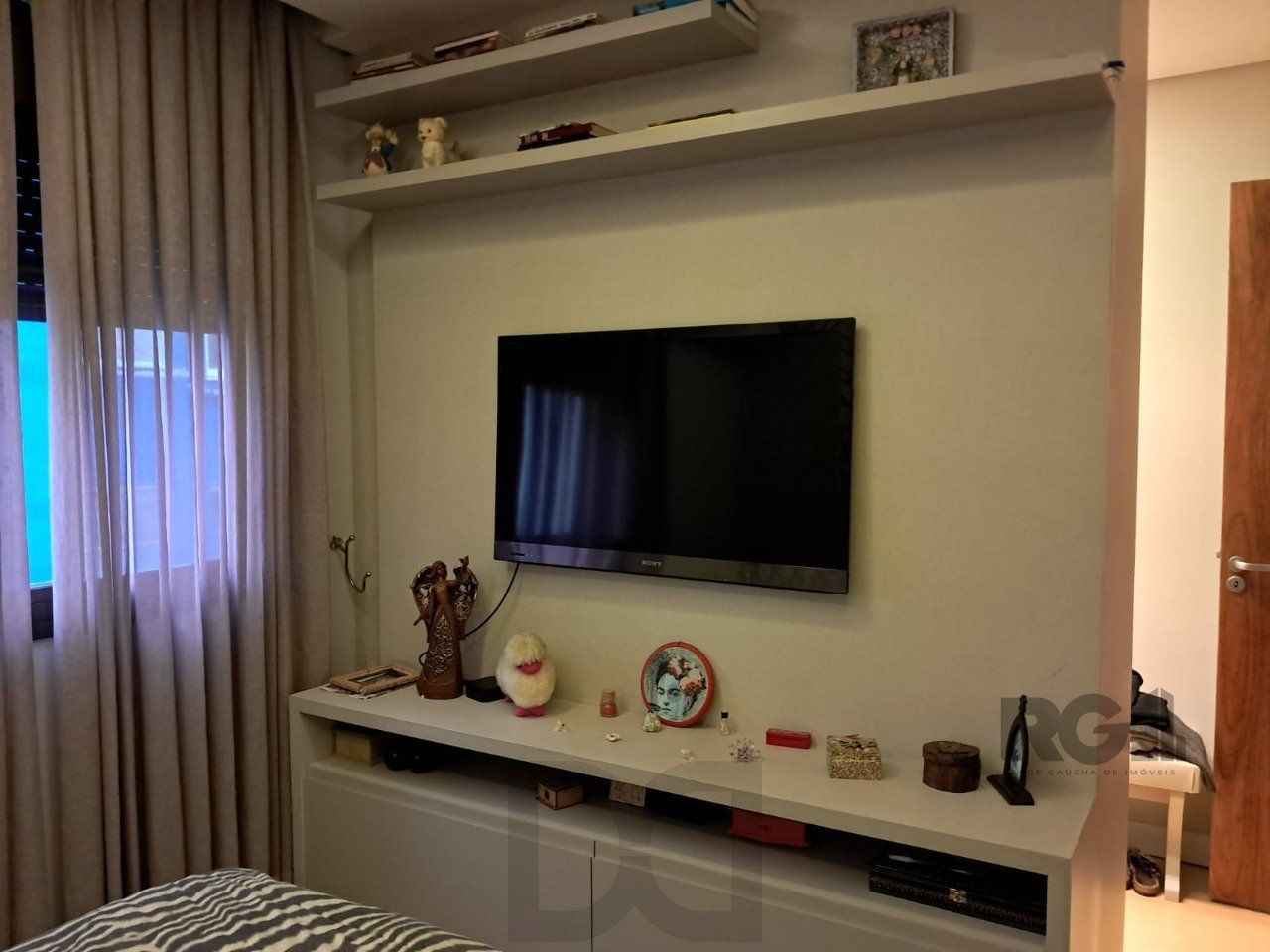 Apartamento de dois quartos, suíte e uma vaga de garagem no bairro Santana em Porto Alegre. — foto 4