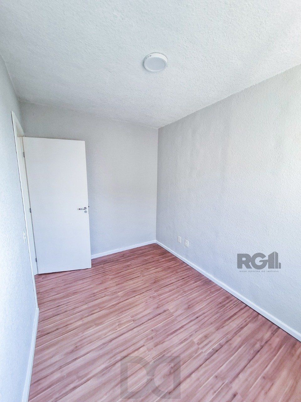 Apartamento de dois dormitórios e uma vaga de garagem no bairro Mario Quintana em Porto Alegre. — foto 7