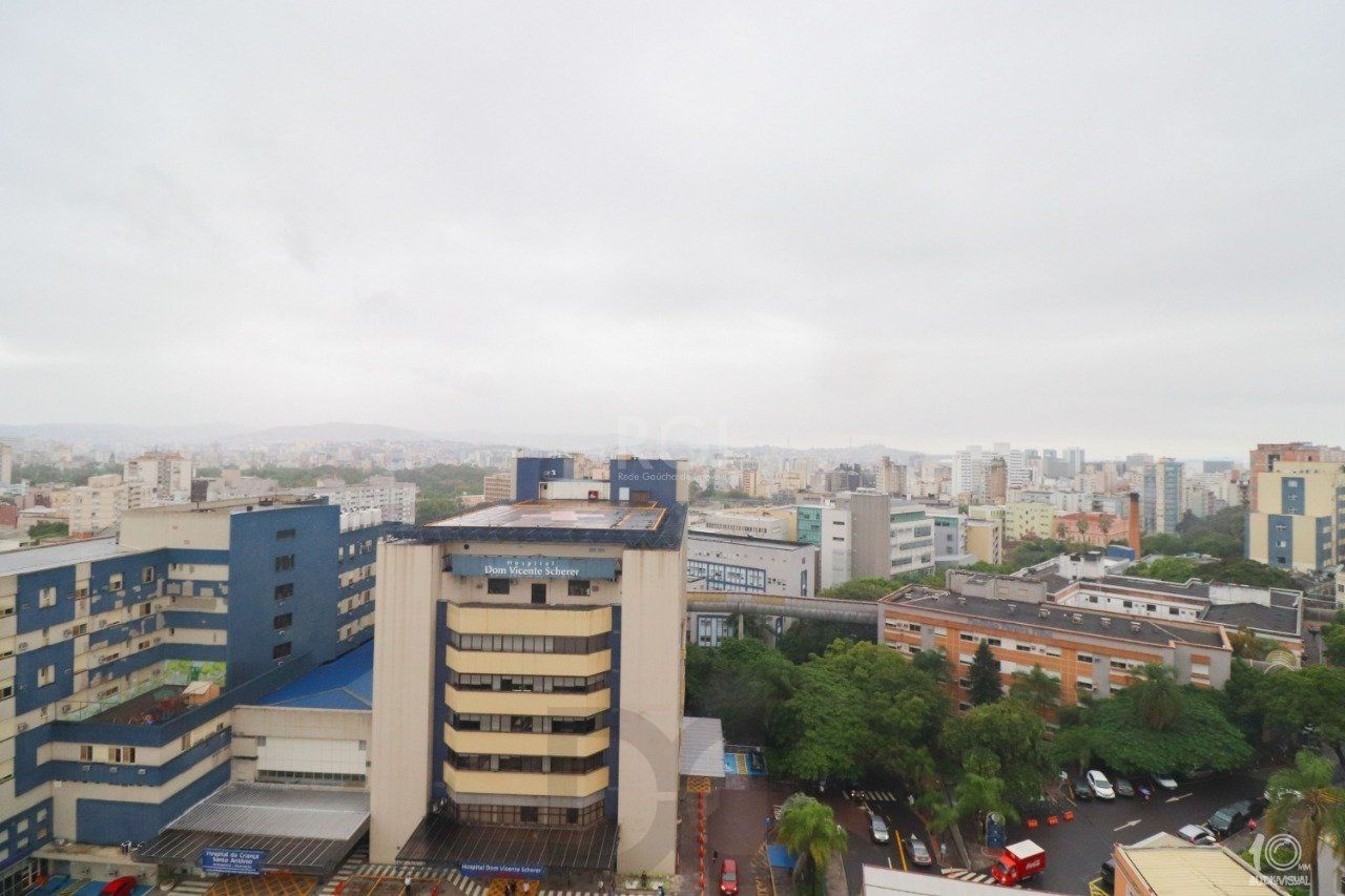 Apartamento á venda com 3 dormitórios com 1 suíte com sacada + 2 sacadas na sala e living, 233,85M² e 1 vaga de garagem escriturada e coberta, no Bairro Independência em Porto Alegre. — foto 7