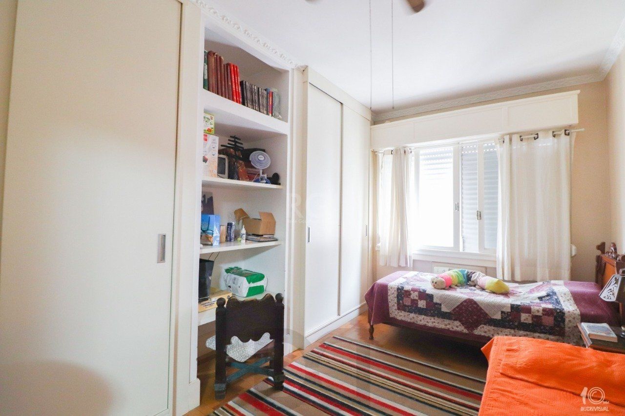 Apartamento á venda com 3 dormitórios com 1 suíte com sacada + 2 sacadas na sala e living, 233,85M² e 1 vaga de garagem escriturada e coberta, no Bairro Independência em Porto Alegre. — foto 22
