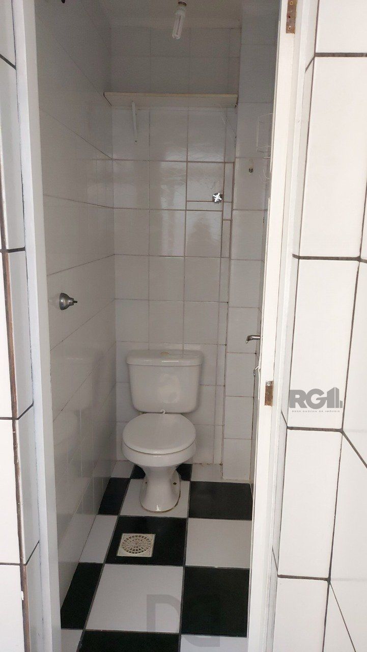 Apartamento de dois dormitórios com uma vaga de garagem no bairro Cristal em Porto Alegre. — foto 25