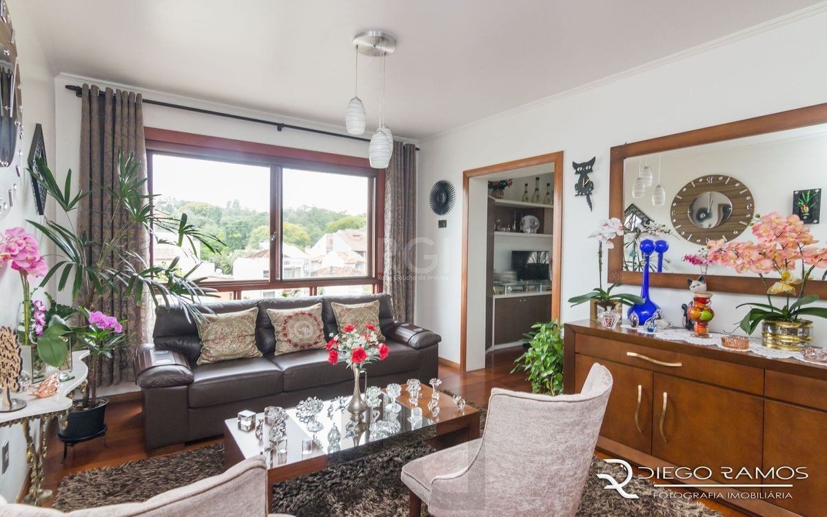 Apartamento de 2 dormitórios ,80 M² com possibilidade de transformação em 3 dormitórios. Living: Para dois ambientes e estar íntimo. Copa-Cozinha: Funcional e bem equipada. Ampla Área de Serviç — foto 3
