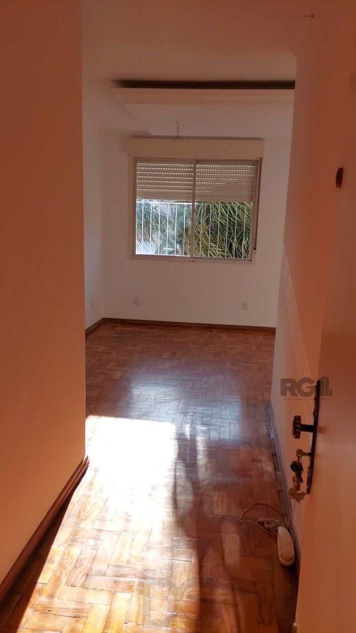 Apartamento de dois dormitórios com uma vaga de garagem no bairro Cristal em Porto Alegre. — foto 11