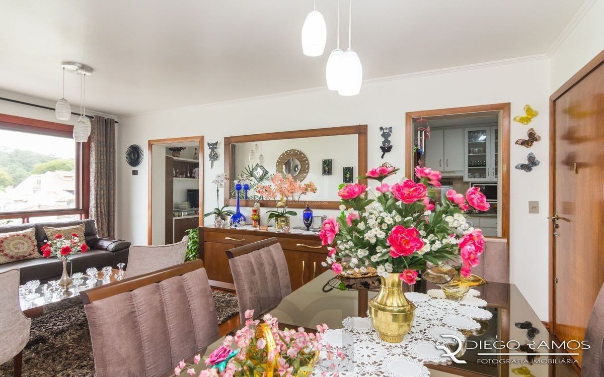 Apartamento de 2 dormitórios ,80 M² com possibilidade de transformação em 3 dormitórios. Living: Para dois ambientes e estar íntimo. Copa-Cozinha: Funcional e bem equipada. Ampla Área de Serviç — foto 2