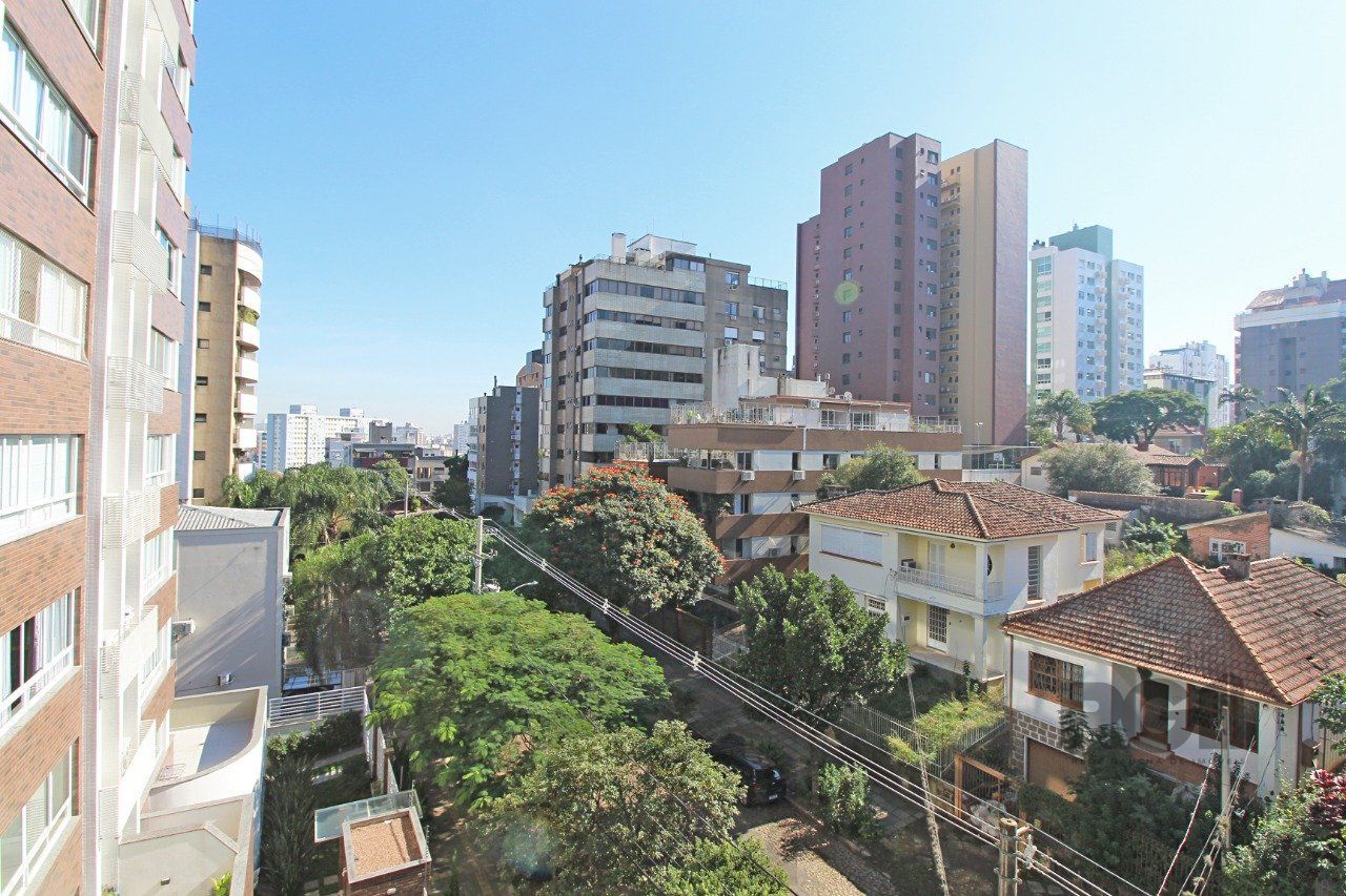 Apartamento de 3 dormitórios, suíte e 2 vagas de garagem no bairro Petrópolis em Porto Alegre — foto 4