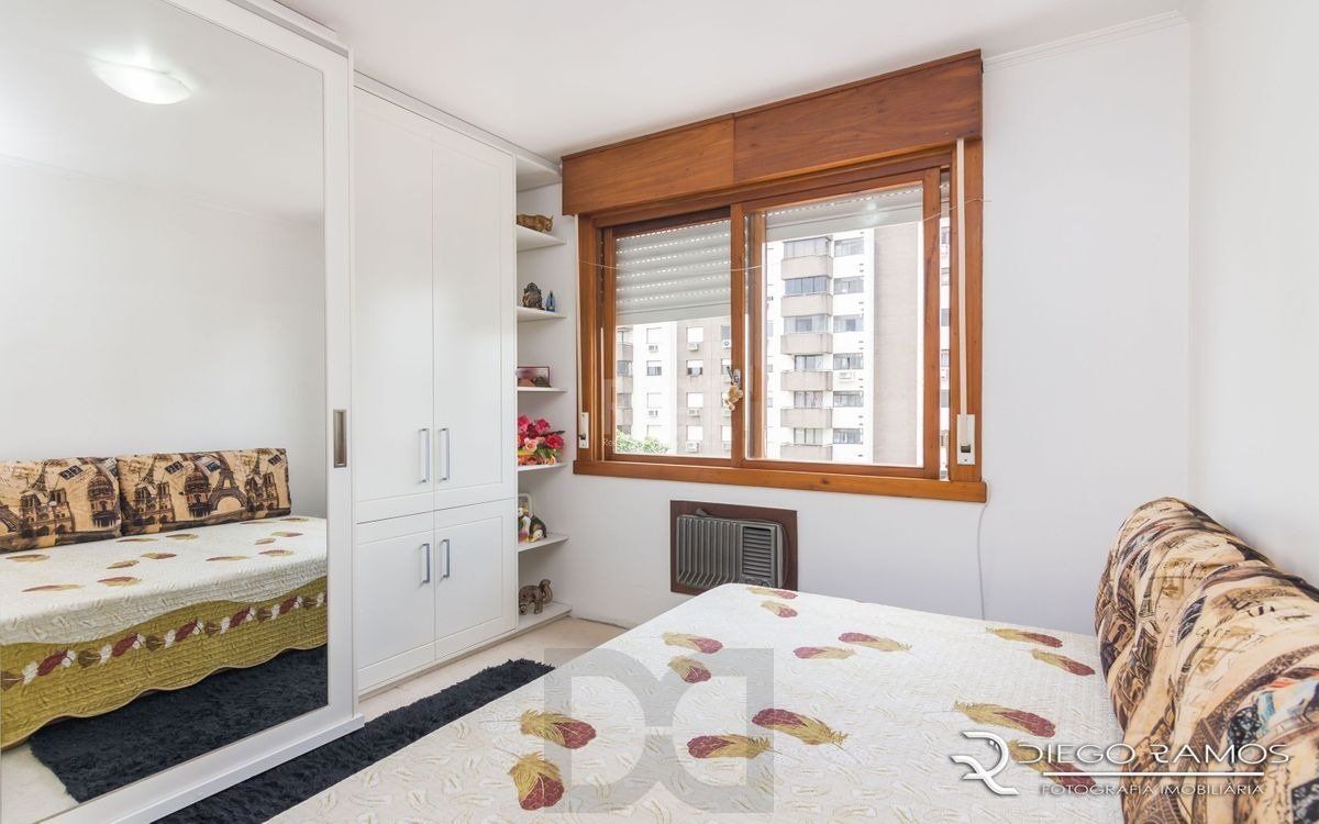 Apartamento de 2 dormitórios ,80 M² com possibilidade de transformação em 3 dormitórios. Living: Para dois ambientes e estar íntimo. Copa-Cozinha: Funcional e bem equipada. Ampla Área de Serviç — foto 6