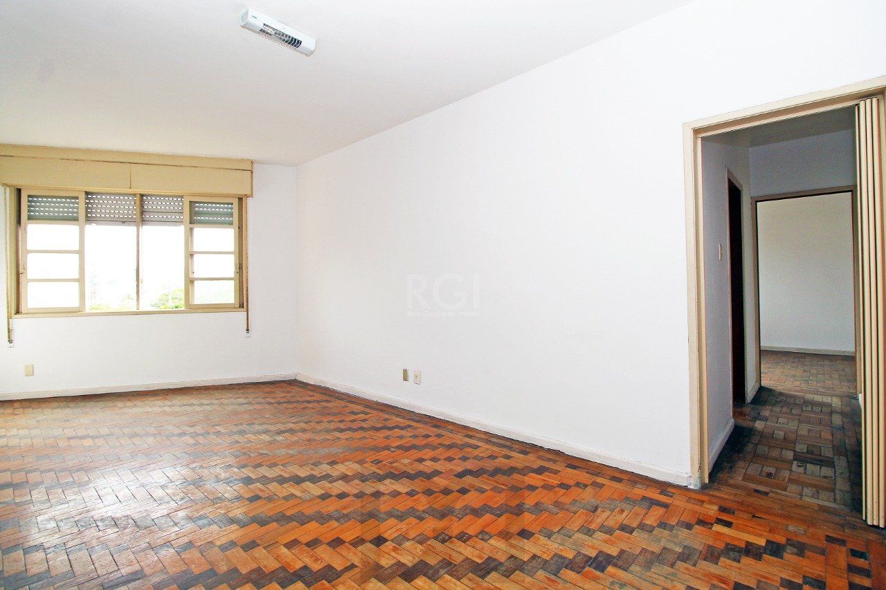 Apartamento de 2 (dois) dormitórios, com excelente localização, no Bairro Petrópolis. Amplo living, cozinha e área de serviço, banho social. — foto 13