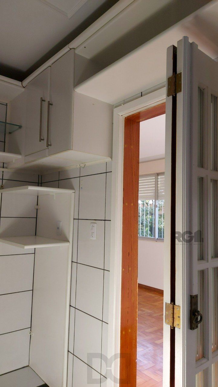 Apartamento de dois dormitórios com uma vaga de garagem no bairro Cristal em Porto Alegre. — foto 22
