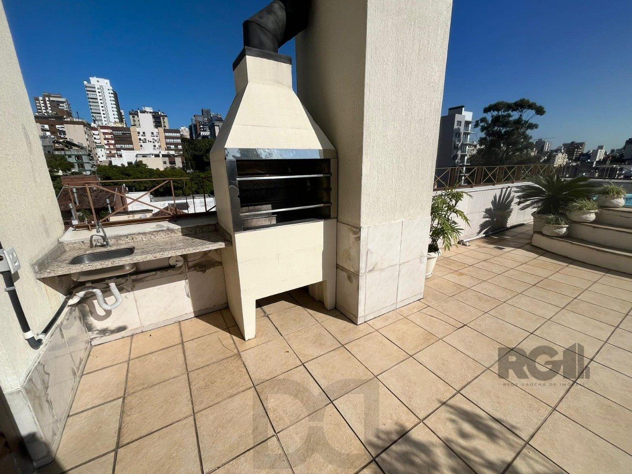 Apartamento de três quartos, suíte, churrasqueira e duas vagas de garagem (box duplo) no bairro Auxiliadora em Porto Alegre. — foto 17