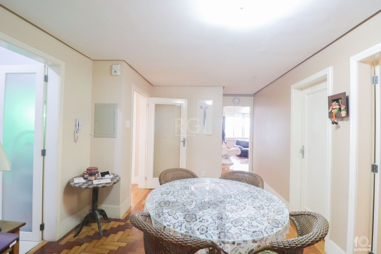 Apartamento á venda com 3 dormitórios com 1 suíte com sacada + 2 sacadas na sala e living, 233,85M² e 1 vaga de garagem escriturada e coberta, no Bairro Independência em Porto Alegre. — foto 16