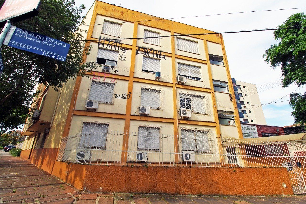 Apartamento de 2 (dois) dormitórios, com excelente localização, no Bairro Petrópolis. Amplo living, cozinha e área de serviço, banho social. — foto 2