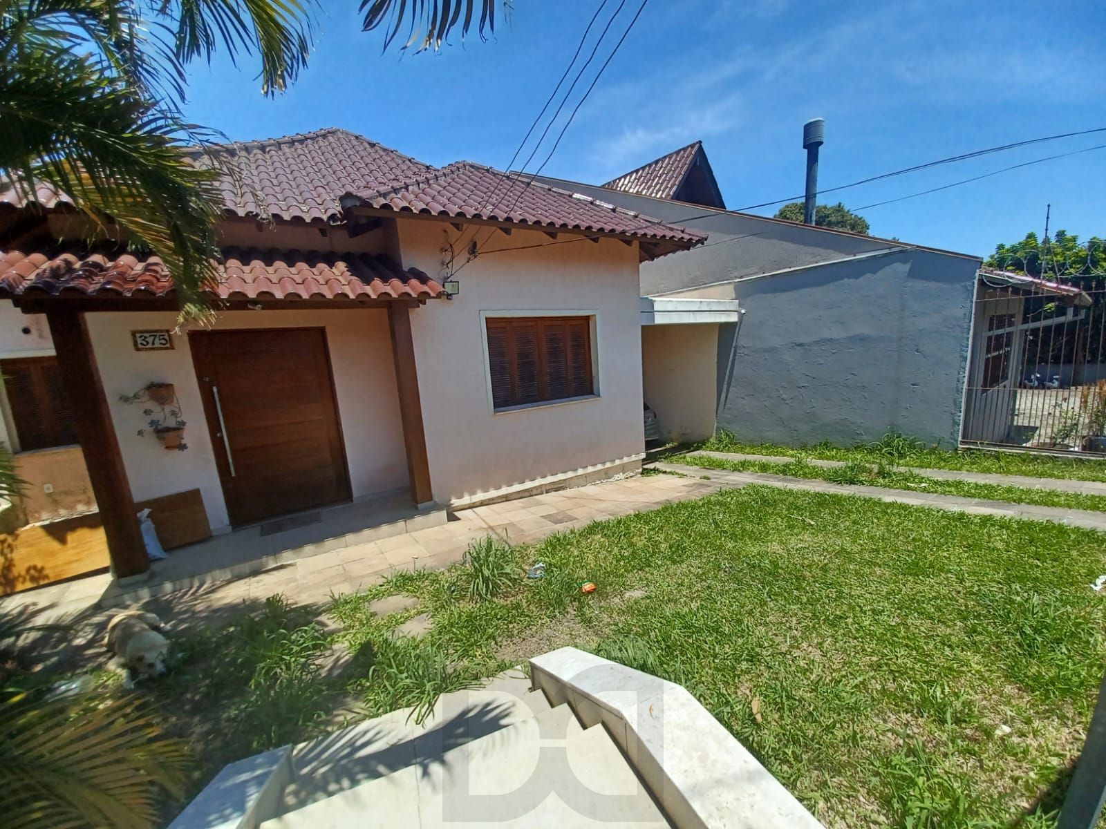 Casa de 3 quartos, suíte e patio no bairro Medianeira em POA — foto 1