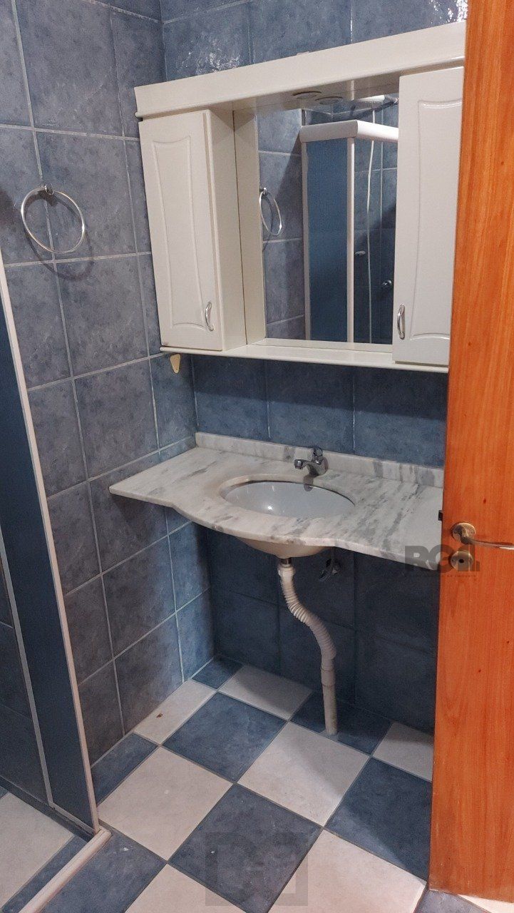 Apartamento de dois dormitórios com uma vaga de garagem no bairro Cristal em Porto Alegre. — foto 8
